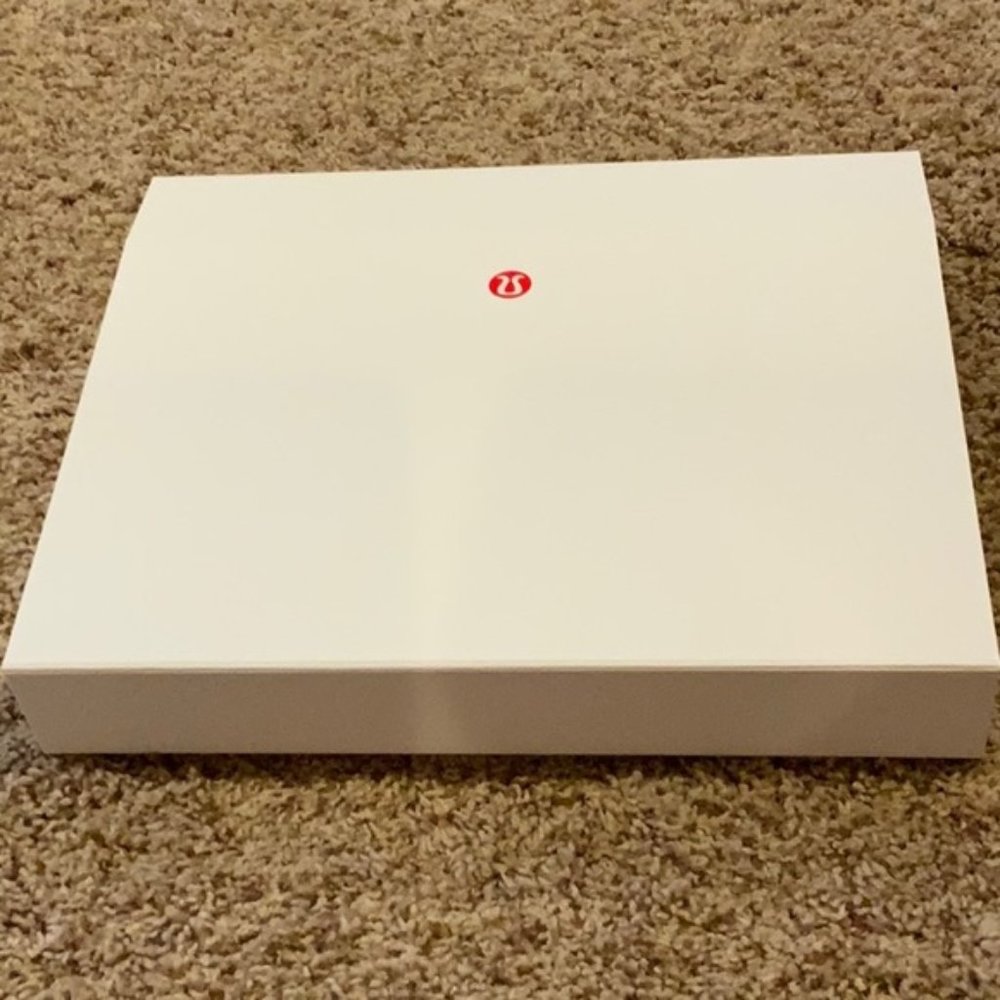 Lululemon Special Edition box ✨White/Silver